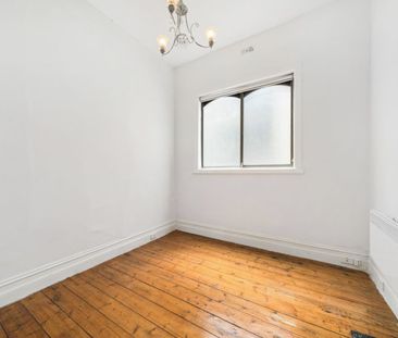 Stylish Two-Bedroom Gem in Prime Port Melbourne Location - Photo 1