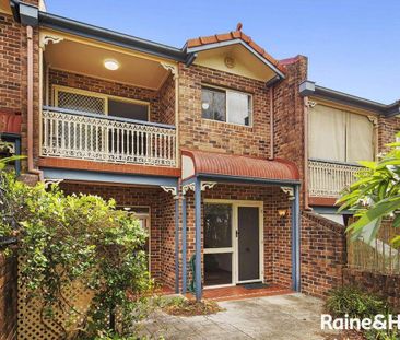 Refreshed and Spacious Townhouse in the Heart of Taringa! - Photo 1