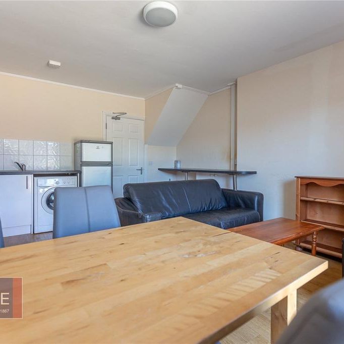 4 bedroom end of terrace house to rent - Photo 1