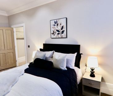 Stunning Historic 1-Bedroom Apartment with Balcony – South Parade, ... - Photo 2