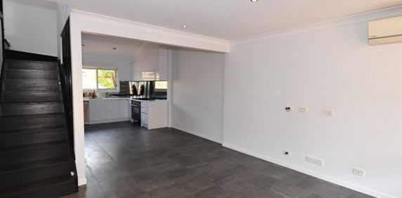 2-Bedroom townhouse, fully AC and renovated - Photo 2