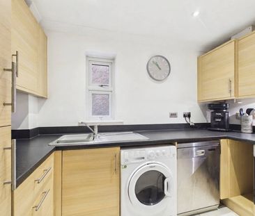 2 bedroom Flat in North Town Road, Maidenhead - Photo 5
