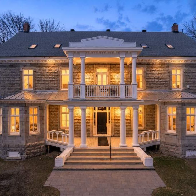 MAJESTUEUX 3 ½ ENTIÈREMENT MEUBLÉ À LOUER DANS UN IMMEUBLE ANCESTRAL DU VIEUX-TERREBONNE - Photo 1