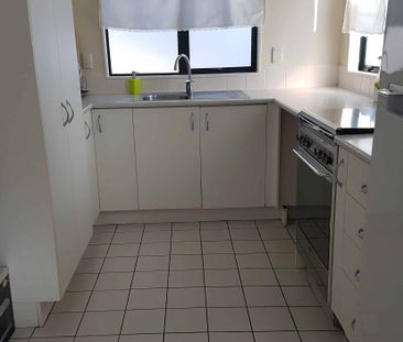 3 Bedrooms, New Lynn - Photo 3