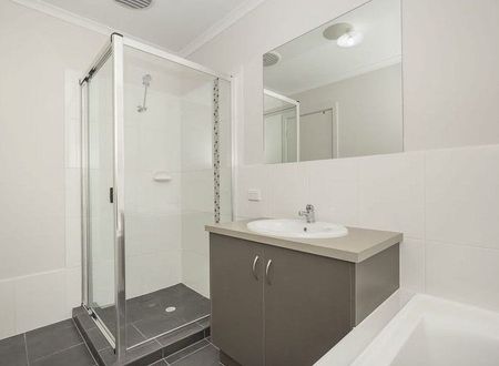 Modern 3-Bedroom Townhouse in the Heart of Largs North - Photo 2