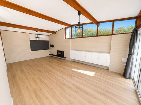 3 Bedroom Modern Home - Photo 2