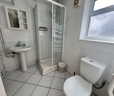 4 bedroom semi-detached house to rent - Photo 3