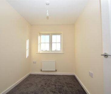 3 bedroom end of terrace house to rent - Photo 3