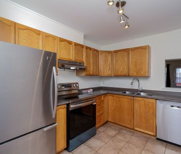 For Lease - 1800 Stonehenge Crescent, Cyrville - Carson Grove - Pin... - Photo 2