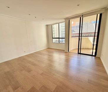 An Unfurnsihed One Bedroom Apartment in Ultra-Convenient Inner City... - Photo 2