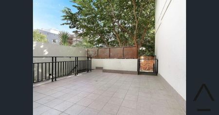 Tri Level Townhouse in the heart of Alexandria - Photo 4