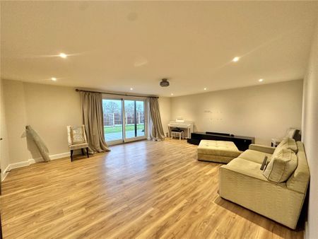 5 bedroom detached house to rent - Photo 2