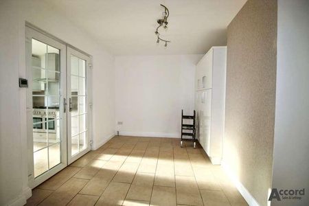 Leyburn Crescent, Romford, RM3 - Photo 3