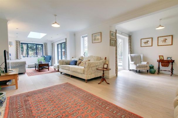 5 bedroom detached house to rent - Photo 1