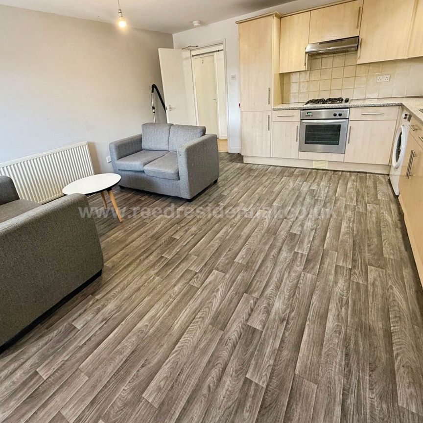 Castle Boulevard, Lenton, England - Photo 1