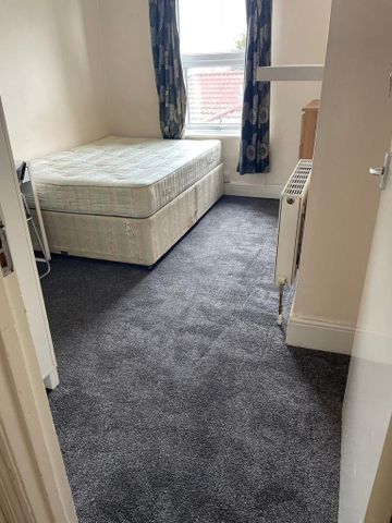 3 bedroom flat to rent - Photo 5