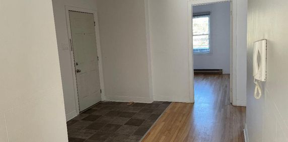 5 1/2 . 3 bedrooms - Photo 2