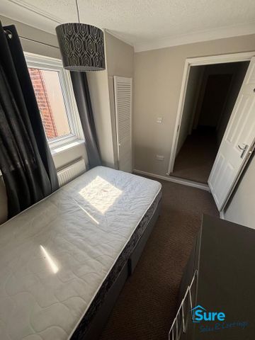 1 bedroom in a house share to rent - Photo 2