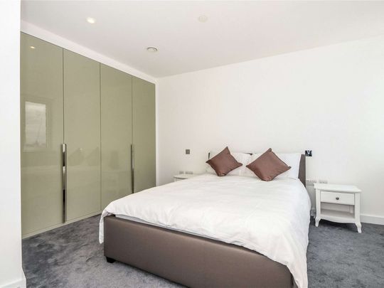 Savills are pleased to present a one bedroom apartment on the 10th floor in the Eagle Point. - Photo 1