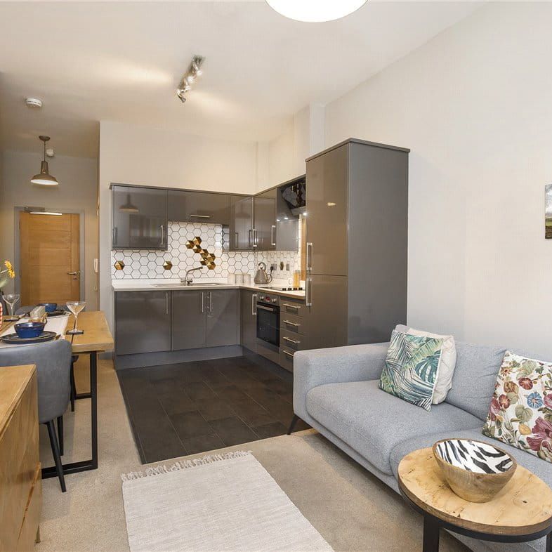 Bright and spacious ground floor flat with allocated parking space. Close to local amenities and within easy access to the ring road. - Photo 1