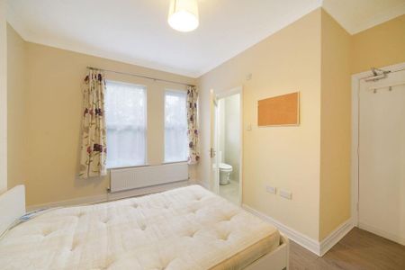 3 bedroom flat to rent - Photo 3