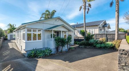 Mt Eden - 4 Bedroom - Photo 2