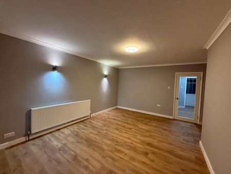 4 bedroom semi-detached house to rent - Photo 2