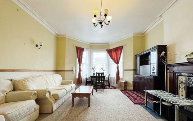 A spacious property on a quiet residential street in Redland, within walking distance of local amenities and Durdham Downs. - Photo 1