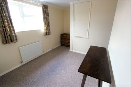 Wavell Way, Cambridge £2,250 pcm ⓘ The monthly or weekly payment required by the landlord. Read our glossary page , 4 bedrooms, mid terrace house, to let * Tenant info - Photo 2