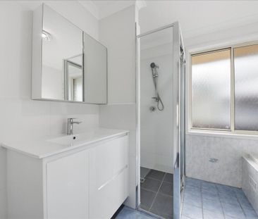 Large 5 Bedroom Family Home - Photo 4