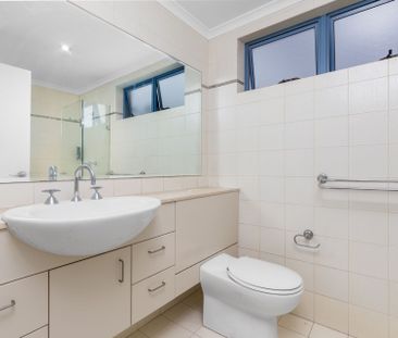 Premium Stylish Apartment with a Short Walk to North Sydney CBD - Photo 2