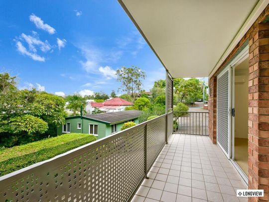 Spacious, Modern Apartment - Photo 1