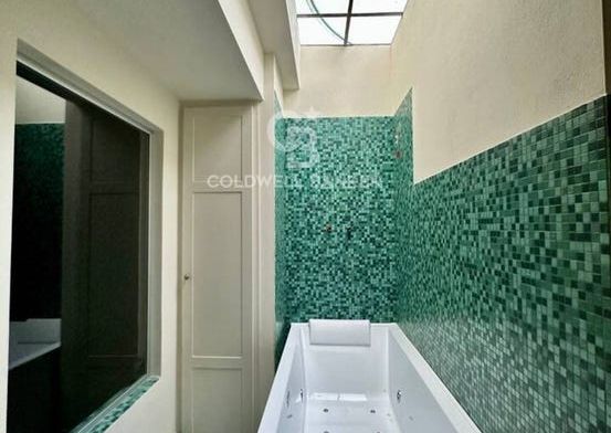 via crociale, Pietrasanta, Tuscany 55045