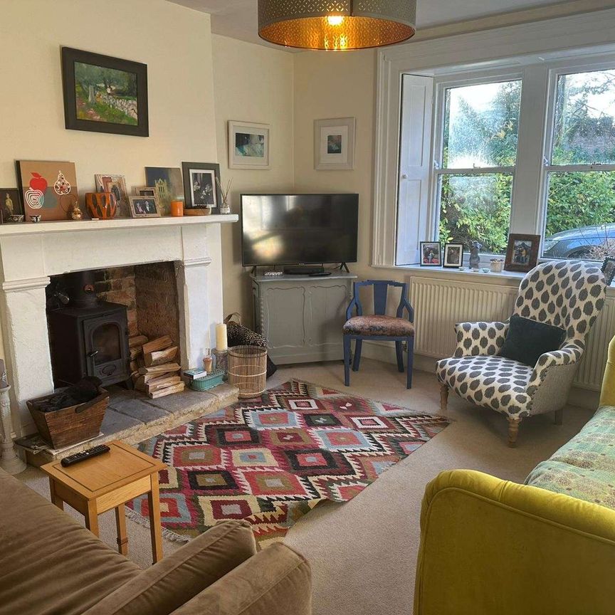 An Attractive Traditional stone Grade II listed Farmhouse set in enclosed grounds, in the village of Stanton Harcourt. - Photo 1