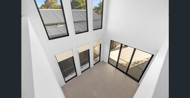 Sophisticated Family Living with Panoramic Brisbane CBD Views - Photo 1