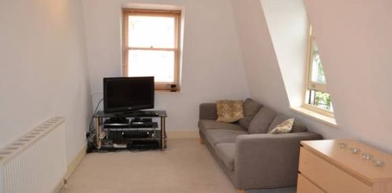 Two Bedroom Student Flat - Kentish Town - Photo 2