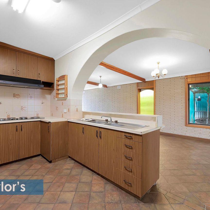 A STYLISH AND SPACIOUS ENTERTAINERS DREAM WITH CHARACTER AND COMFORT - Photo 1