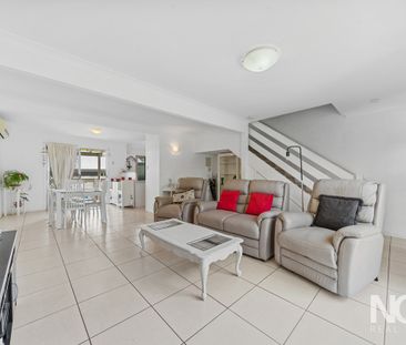 🏡 Neat & Spacious Townhouse in Convenient Loganlea Location - Photo 1