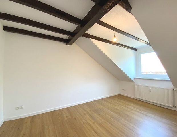 Altbauflair trifft Moderne! 3,5-Zimmer DG-Wohnung mit Charakter in Oberhausener Mitte - Photo 1
