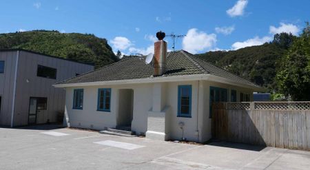 Freshly Refurbished Three-Bedroom Home - Photo 4