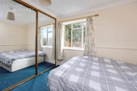 4 bedroom semi-detached house to rent - Photo 5