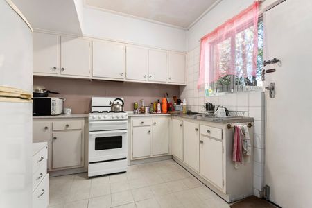 TWO STOREY TOWNHOUSE IN GREAT LOCATION NEAR ELSTERNWICK PARK. - Photo 5