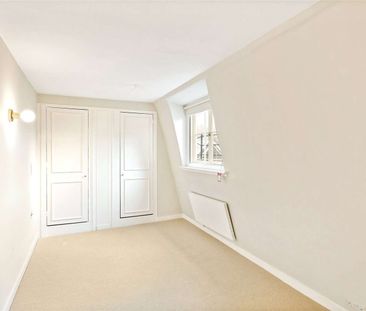 A beautiful two bedroom set (apartment) boasting a wealth of period features in this prestigious building. - Photo 1