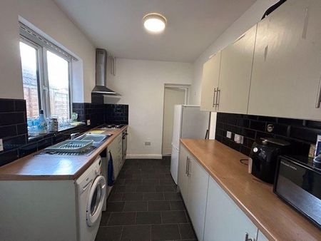 1 bedroom in a house share to rent - Photo 4