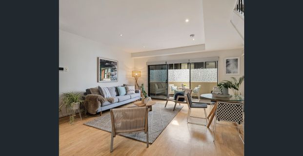 FABULOUS TWO BEDROOM TOWNHOUSE WITHIN AN INNER CITY OASIS - Photo 1