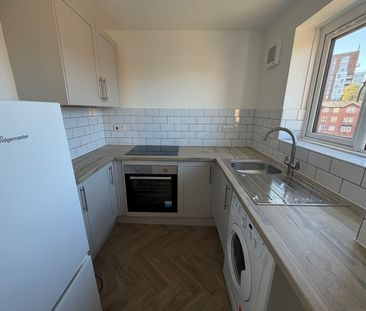 Studio Flat, Armoury Road, SE8 - Photo 1