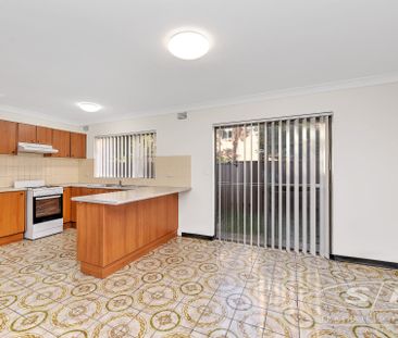 Townhouse with Spacious Interiors - Photo 2