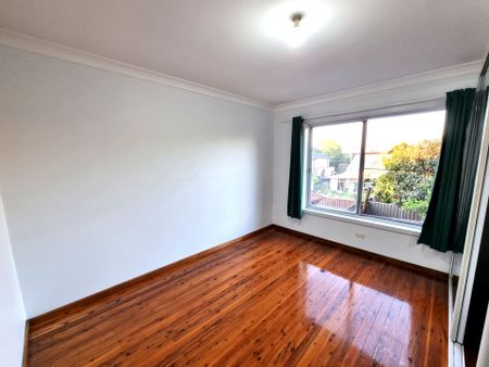 Character filled three bedroom plus study apartment - Photo 4