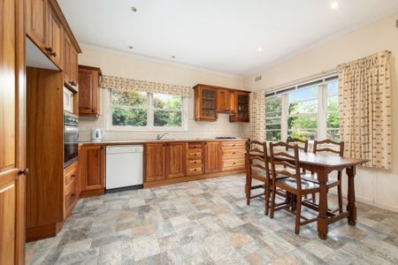 "Charming Character Home" - Photo 5