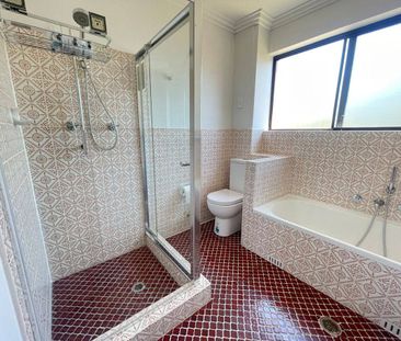 BRIGHT RENOVATED 2 BEDROOM TOP FLOOR UNIT - Photo 2